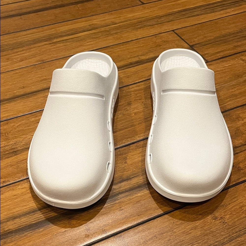 Oofos Ooclog: Slip-On Clog in White